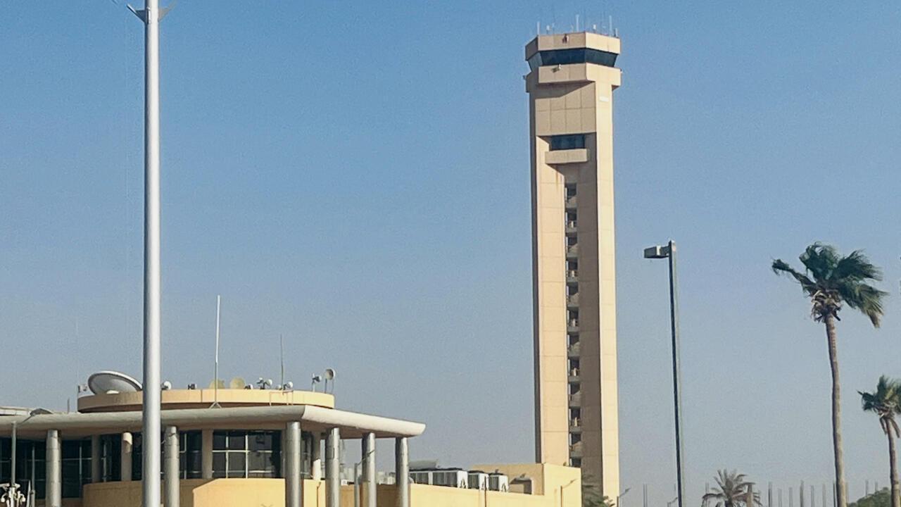 12 muertos y más de 300 heridos en ataques de los rebeldes hutíes contra el aeropuerto de Riad