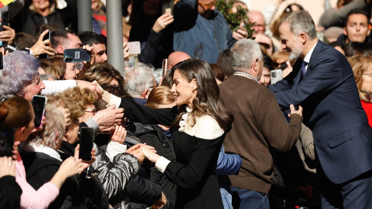 Los Reyes dormirán en Ceuta tras reunirse con la sociedad ceutí y las autoridades para mostrarles su apoyo