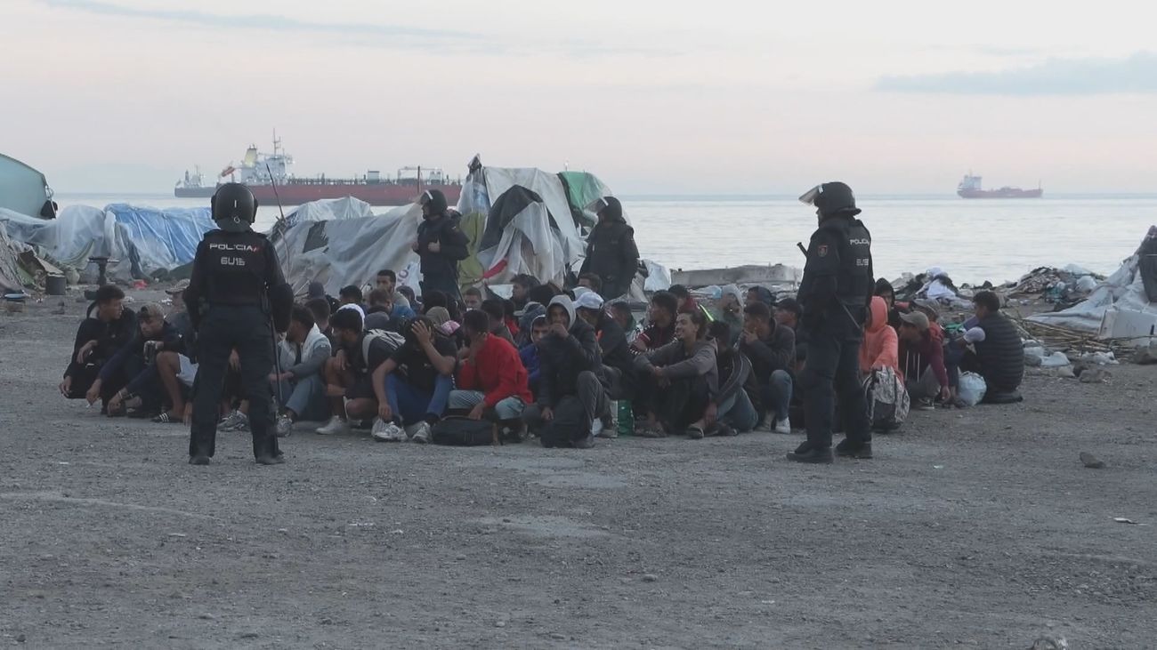 Miles de inmigrantes siguen en Ceuta tras desalojo de campamento