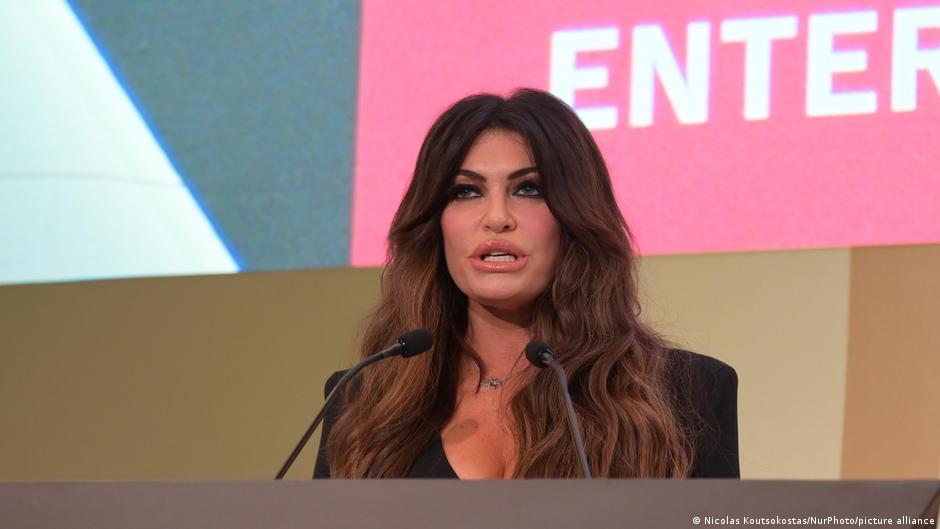 Kimberly Guilfoyle dimite como embajadora de EE.UU. en Grecia por escándalo